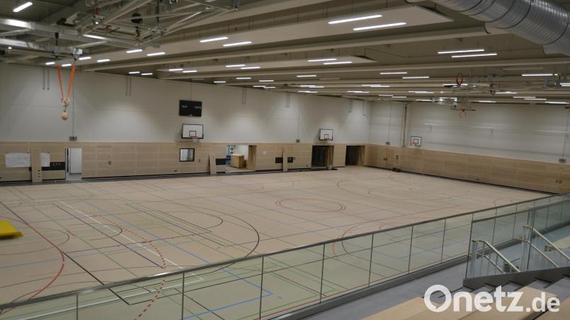 Einen freundlichen Eindruck vermittelt die Sporthalle durch die Verwendung von hellen Holzverkleidungen und farblich dazu passendem Bodenbelag. Bild: as
