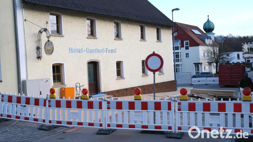Die Steinberger Ortsdurchfahrt ist bis 11. April komplett gesperrt. Eine Umleitung ist ausgeschildert. Der Hotel-Gasthof Fenzl erweitert. Bild: Hirsch