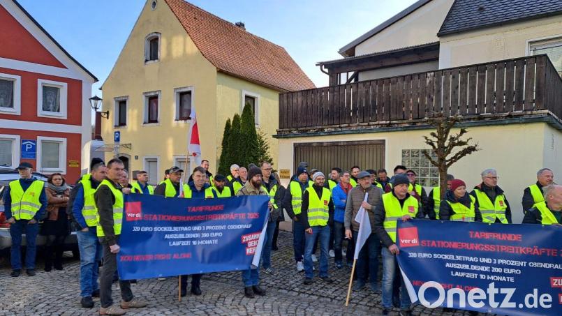 Über 80 ortsansässige Zivilbeschäftigte streiken in Hohenfels. Bild: Kathrin Birner, Gewerkschaftssekretärin Verdi Bezirk Oberpfalz