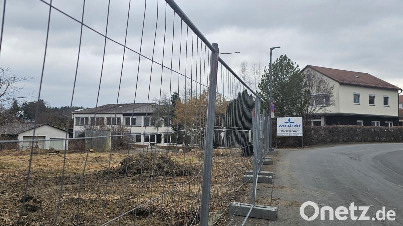 Ein Teil des Geländes rund um die ehemalige Textilfabrik ist schon eingezäunt. Vor Baubeginn Ende März wird das Areal noch weiter abgesichert. Bild: vsr