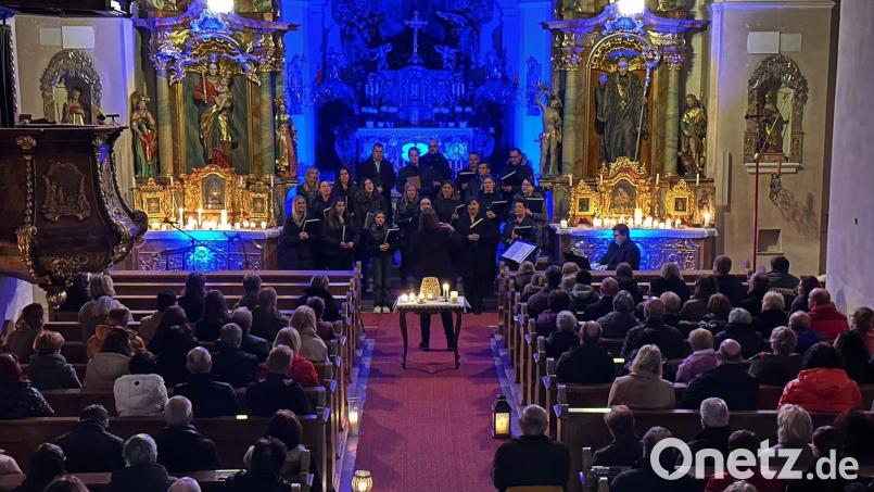 Grazie A Dio besteht derzeit aus 24 Mitgliedern. Sie singen überwiegend moderne, geistliche Chorliteratur. Bild: Heiko Faltenbacher/exb