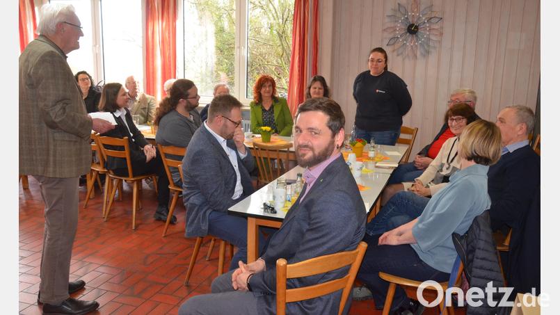 Ernst Freuding überreicht Spenden aus der &quot;Adventslicht&quot;-Aktion. Bild: Kunz