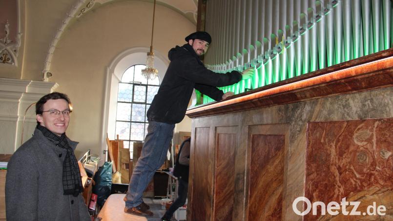Weit vorangeschritten sind die Arbeiten an der Weise-Orgel in der Katholischen Pfarrkirche in Plößberg. Intonateur Lukas Degler (rechts) sorgt dafür, dass die Orgel die ideale Klangfärbung erhält. Organist Florian Löw (links) ist angetan von den bisherigen Ergebnissen. Bild: prh