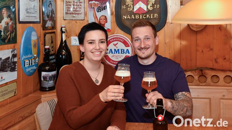 Ihr hausgebrautes Bier trinken Samira Gietl und Ehemann Sebastian ausschließlich selbst. Bild: Petra Hartl