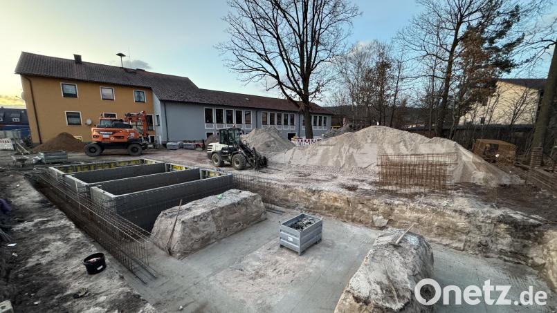 Die Baumaßnahmen für den geplanten Mehrgenerationentreffpunkt im Pausenhof der Schwarzenbacher Grundschule haben begonnen. Bild: mgo