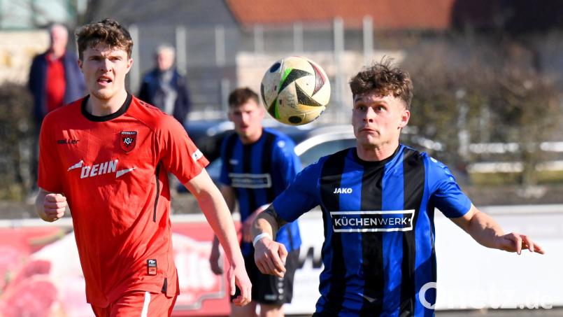 Nach der 1:2-Niederlage zum Restrundenstart in Neumarkt (Szene mit Martin Ruda, rechts) hat die SpVgg SV Weiden nun Heimrecht. Zu Gast ist der punktgleiche TSV Kornburg. Bild: Werner Franken