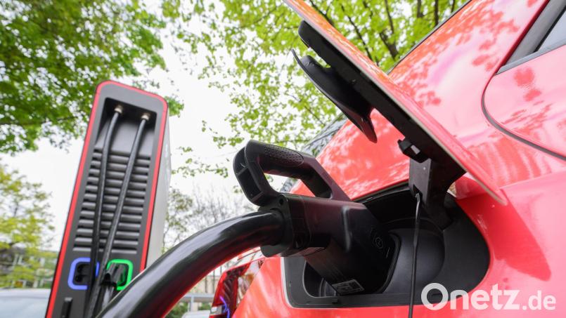 Wer ein E-Kennzeichen am Auto hat, parkt künftig in Amberg kostenlos. Symbolbild: Julian Stratenschulte/dpa