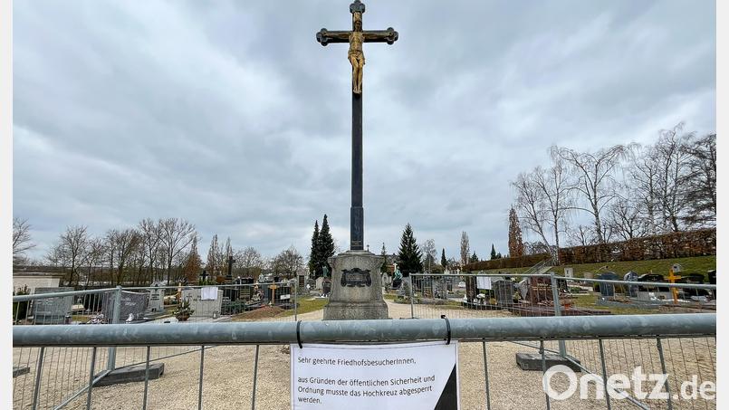 Der Bereich um das Hochkreuz am Katharinenfriedhof in Amberg ist gesperrt. Bild: Petra Hartl