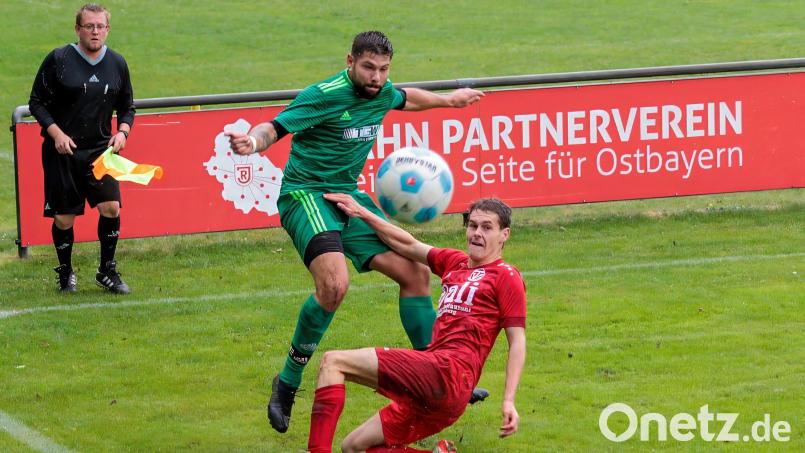 Lukas Reitinger (rotes Trikot) und der TV Nabburg starten mit einem Nachholspiel gegen den SC Katzdorf in die Rest-Rückrunde der Fußball-Kreisliga West. Archivbild: Günter Uschold