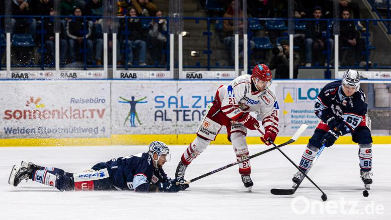 David Stieler (Mitte) und der EV Landshut gewannen etwas überraschend zum Start der Play-offs bei den Ravensburg Towerstars. Archivbild: Werner Moller