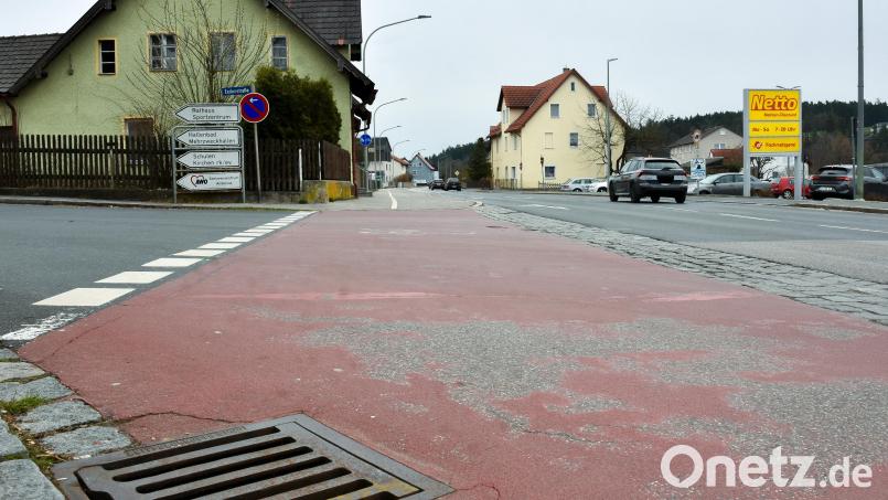 Im Bereich des Netto-Marktes an der Vilstalstraße in Haselmühl wollen öfter Fußgänger die Straße überqueren. Das soll ihnen ein Zebrastreifen erleichtern. Bild: Stephan Huber