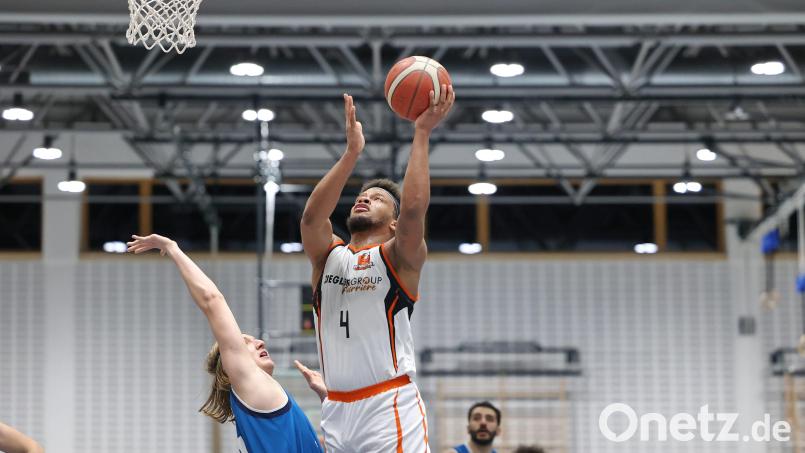 Rasheed Reams springt am höchsten: Die Neustädter Basketballer wollen auch in Wolnzach zum &quot;Höhenflug&quot; ansetzen. Archivbild: Dieter Jäschke