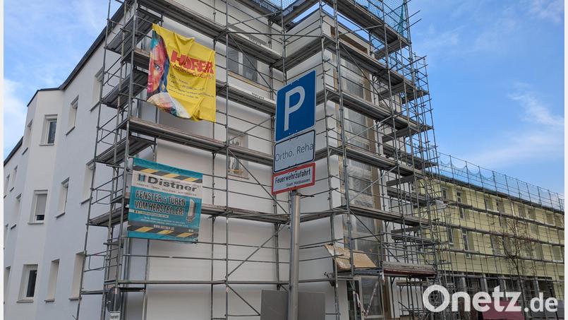 Kritik an der Dauer der Umbauarbeiten am ehemaligen Krankenhaus gab es bei der KAB-Informationsveranstaltung zum Themenkomplex &quot;Gesundheitswesen&quot; in Waldsassen. Beim Aufgang zur Hausarztpraxis Kunz sollte etwa schon seit Monaten ein Aufzug installiert werden. Bild: pz