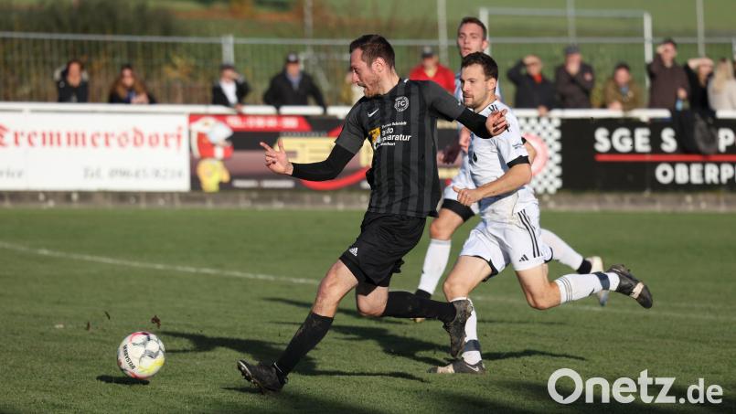 Der FC Tremmersdorf (links Christofer Neukam im Spiel gegen Schirmitz) hat zum Restrundenauftakt in der Kreisliga Nord in Auerbach gleich ein Derby und Verfolgerduell zu bestreiten. Bild: Dieter Jäschke