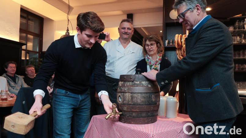 Den offiziellen Startschuss zur Eröffnung der Bockbiersaison beim Bruckmüller gab erstmals Sohn Xaver Bruckmüller, der das Fass anzapfte. Zufrieden mit seinen Schlägen waren die Wirtsleute Herbert und Gertraud Erras sowie Vater Anton Bruckmüller . Bild: Wolfgang Steinbacher