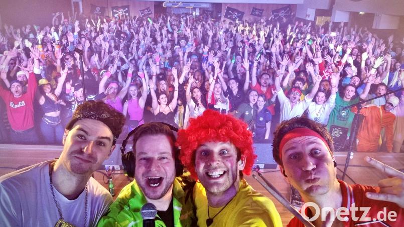 Oberpfälzer Bands wie hier die Rotzlöffl nehmen es ernst damit, den Geschmack des Publikums im Fasching genau zu treffen. Da dürfen topaktuelle Mega-Hits nicht fehlen. Bild: David Sorgenfrei/exb