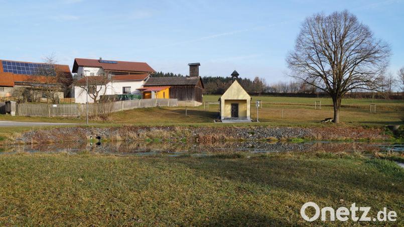 Links der Kapelle zur Straße hin soll das vier mal acht Meter große Mehrzweckgebäude in Kiesenberg errichtet werden Bild: wel