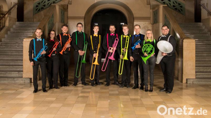 Nicht nur ihre Instrumente sind farbenfroh. Die jungen Musikerinnen und Musiker von Colours of Brass spielen ein abwechslungsreiches Programm mit Filmmusik. Bild: Colours of Brass/exb