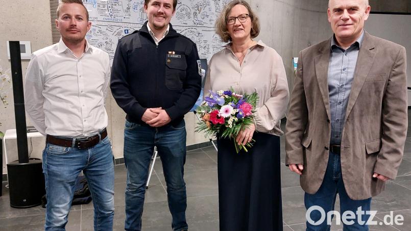 Personalchef Manfred Riedl (l.) und Christine Schmid geben Matthias Uri und Alexander Krauß (von links.) eine gute Bühne für ihre Bilder. Bild: gmü