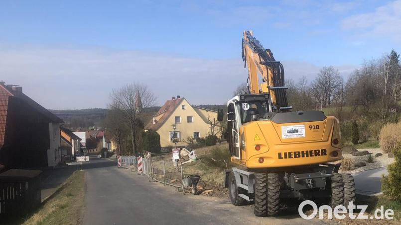 Für Restkosten für die Erneuerung der Wasser- und Kanalleitungen in Falkenberg (im Bild der Sanierungsabschnitt Tirschenreuther Straße) legt die Marktgemeinde 443.000 Euro bereit. Hinzu kommen 306.000 Euro für die Breitbanderschließung. Archivbild: wro