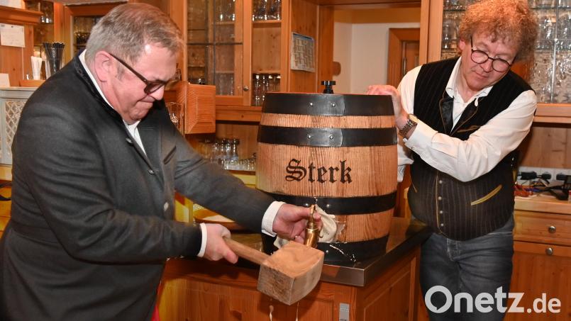 Zwar waren einige alteingesessene Raigeringer Starkbierfreunde etwas zur Seite gerückt, das wäre aber nicht nötig gewesen, denn Bürgermeister Martin Preuß (links) haute routiniert und kräftig drauf. Der Zapfhahn saß fest und vor allem dicht, das sah auch Bräu Martin Sterk (rechts) gerne. Bild: gf