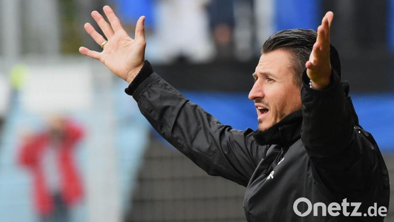 Michael Riester gestikuliert am Spielfeldrand: Der Trainer der SpVgg SV Weiden hofft, dass seine Mannschaft auch in der Restrunde der Bayernliga Nord positiv überrascht. Bild: G. Büttner