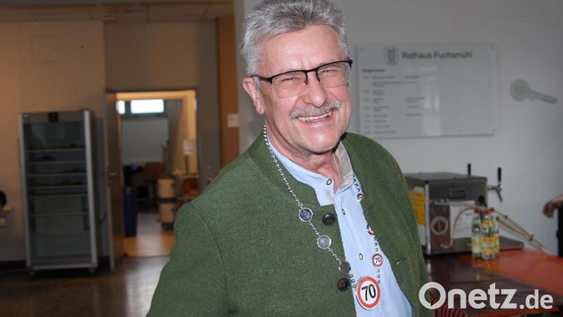 Die neue Amtskette mit der Zahl 70 war zwar nur ein symbolisches, dafür aber ein originelles Geschenk, über das sich Bürgermeister Wolfgang Braun sichtlich freute. Bild: wro