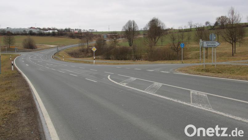Zur teilweisen Vollsperrung wird es in den Pfingstferien an der Staatsstraße 2395 im Bereich Störnsteiner Spange und in der Fortsetzung innerorts in Störnstein wegen Straßensanierungsarbeiten kommen. Dies gab Bürgermeister Markus Ludwig in der Gemeinderatssitzung bekannt. Bild: prh