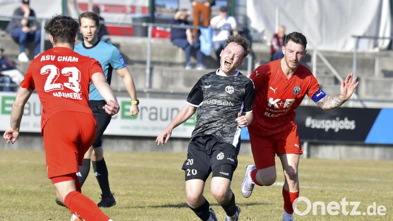 Der Auftakt gegen den ASV Cham schmerzte Leon Kipry (Mitte) und die DJK Gebenbach. Beim TSV Abtswind sollen am Samstag aber Punkte eingefahren werden. Bild: Hubert Ziegler