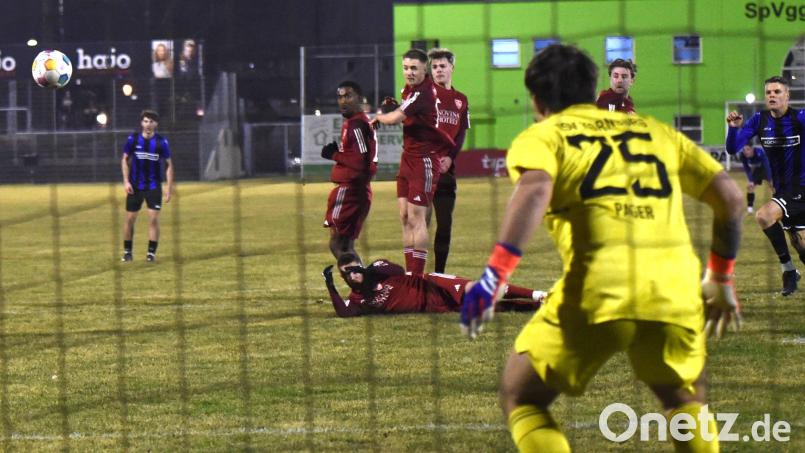 Mit diesem Freistoß brachte Mauricio Göhlert (verdeckt) die SpVgg SV mit 1:0 in Führung. Bild: Büttner