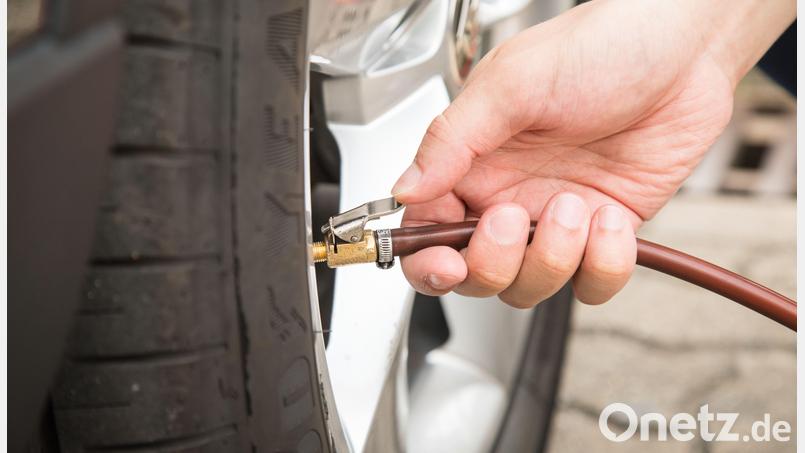 Die Werte für den richtigen Reifendruck gibt der Autohersteller in der Bedienungsanleitung vor. Symbolbild: Christin Klose/dpa
