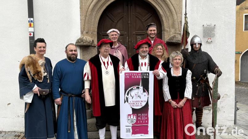 Der Organisationsausschuss für den Mittelalterlichen Markt 2025 zusammen mit Bürgermeister Frank Zeitler (Mitte): (vorne von links) Ines Renner, Andreas Deller, Karl Beer und Irene Ehemann, (dahinter von links) Raphael Haubelt, Thomas Prey, Karin Raab und Michael Giesl. Bild: Marko Pammer