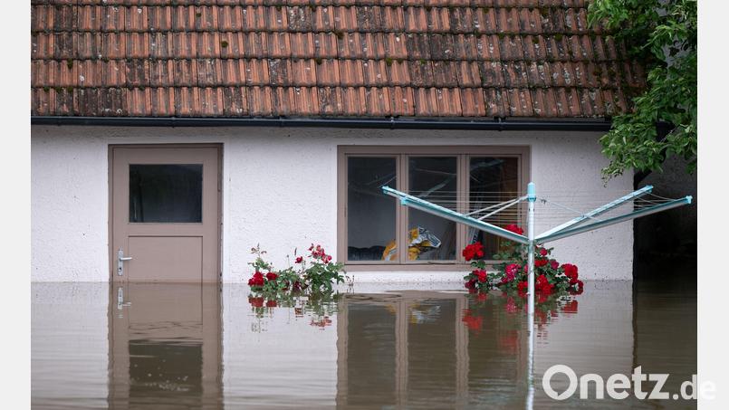 Wenn das Eigenheim von Überschwemmungen betroffen ist, kann eine Elementarschadenversicherung zumindest den finanziellen Schaden lindern. Symbolbild: Sven Hoppe/dpa