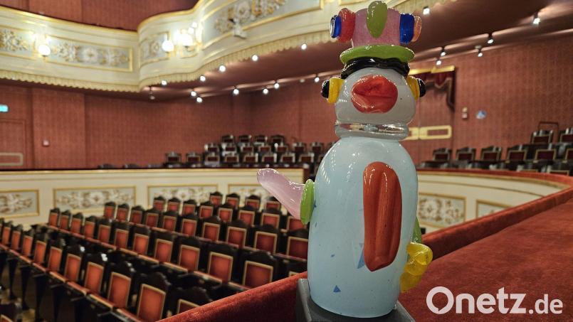Das Kindertheaterfestival Amberg (KIT) gibt es heuer zum 20. Mal. Am Ende eines jeden Festivals wurde stets von einer Kinder-Jury der Sieger gekürt, der diese Skulptur von Künstler Otmar Alt verliehen bekam. Heuer werden einige Gewinner-Stücke der vergangenen Jahre gezeigt. Bild: Sarah Kotz