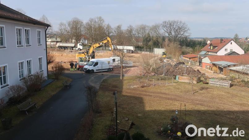Vom ersten Stock des BRK-Seniorenheims in Vilseck geht der Blick hinunter auf die große Baustelle, wo in etwa zwei Jahren das neue Seniorenquartier St. Ägidius eröffnet werden soll. Bild: rha