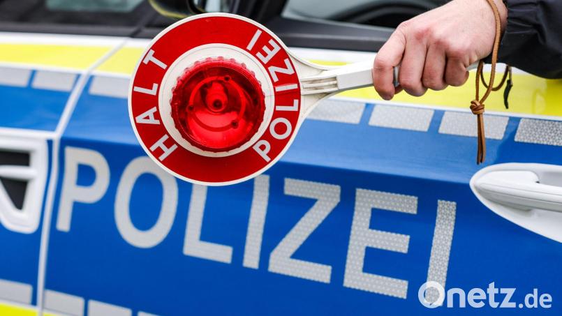 Einen überladenen Sattelzug stoppte die Polizei bei Tirschenreuth. Symbolbild: Jan Woitas/dpa
