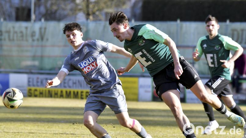 Konzentrierter Blick auf das Spielgerät: Dennis Weidner (rechts, Szene aus der Partie gegen Eichstätt) und die DJK Ammerthal sind am Samstag beim FC Ingolstadt II gefordert. Bild: Hubert Ziegler
