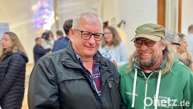 (von links) Robert Gebhardt (Vertrauensmann des Kirchenvorstands) und Stephan Müller (Learning Campus) stehen gemeinsam in der Pauluskirche in Trabitz. Bild: Gabi Schönberger