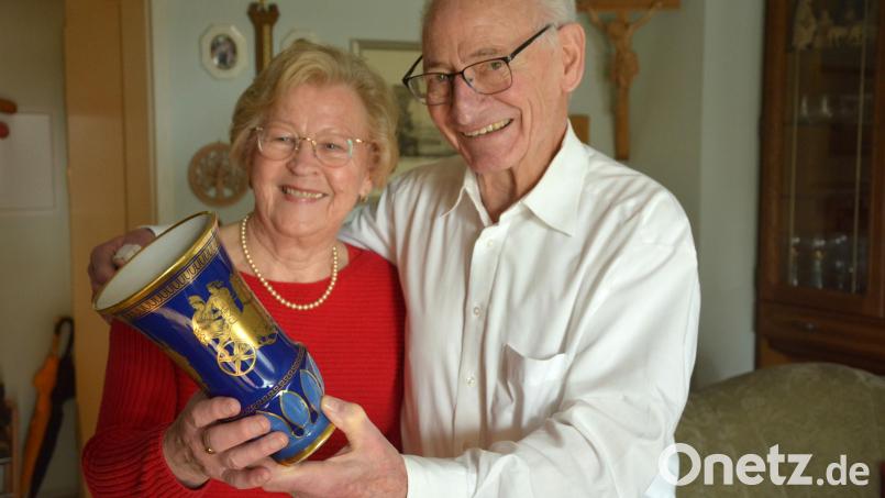 „Diese Vase habe ich persönlich bemalt“, sagte Reinhold Csakli an seinem 85. Geburtstag im Rückblick auf sein berufliches Wirken. Mit seiner Ehefrau Veronika ist er seit fast 60 Jahren verheiratet. Bild: jr
