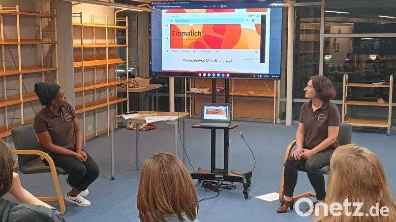 Marie Corain (links) und Marie Hirschauer halten in der Stadtbibliothek einen Vortrag über „Diversität in Kinder- und Jugendbüchern“. Bild: Hirschauer