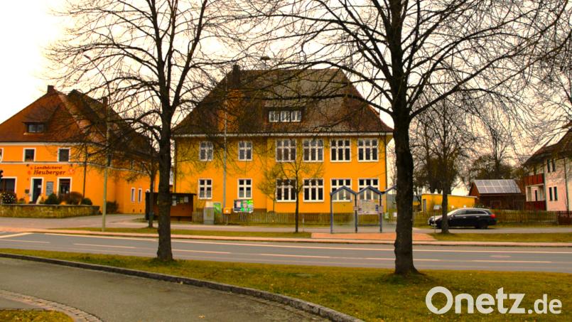 Einige Räume im ersten Stock des alten Schulhauses (Mitte) in Großschönbrunn sollen der Rettungsleitstelle, die dahinter neu gebaut wird, zur Verfügung gestellt werden. Streitpunkt sind jedoch die verschiedenen Zufahrtsmöglichkeiten von der Bundesstraße 299 her, links aus südlicher Richtung, rechts vom Norden des Gebäudes her. Bild: Krones