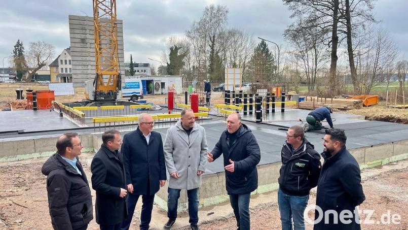 Es tut sich was im neuen Baugebiet &quot;Horbach&quot; an der Straßenkreuzung &quot;Zum Burgstall&quot;/Etzenrichter Straße. Hier entsteht das erste Wohnhaus mit sechs Einheiten. Vertreter der Stadt Weiden, Projektplaner und Baufirma trafen sich diese Woche zum offiziellen Start des Bauprojekts. Bild: Gabi Schönberger