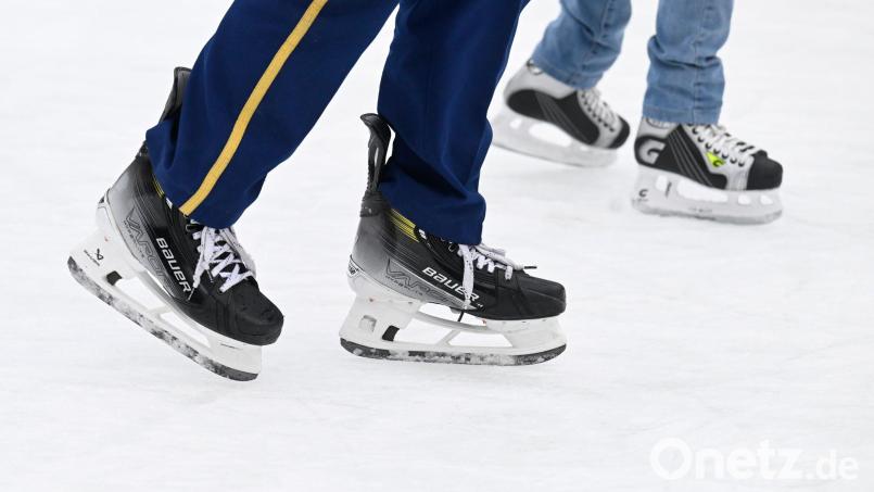 Am Wochenende 15./16. März gibt es die letzten öffentlichen Eislaufzeiten in der Amberger Eishalle in dieser Saison. Symbolbild: Roberto Pfeil/dpa