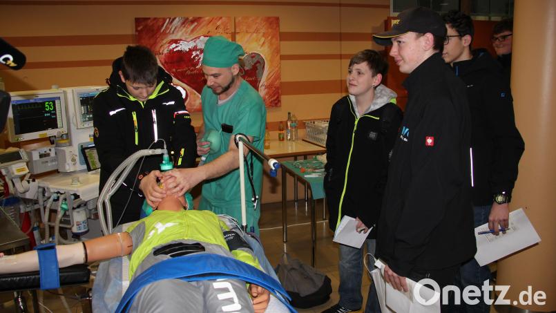 Beim Aktionstag „Zukunft braucht Pflege“ konnten Schüler erleben, was geschieht, wenn ein Mensch beatmet werden muss. Bild: Friedrich Peterhans, Kliniken Nordoberpfalz