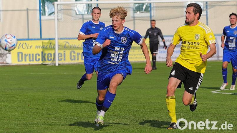 Für den SV Etzenricht (blaue Trikots) geht es zum Rückrundenstart in der Bezirksliga Nord zum FC Raindorf. Der SV Hahnbach (gelbe Trikots) will beim 1. FC Schlicht den freien Fall in der Tabelle endlich stoppen. Archivbild: war