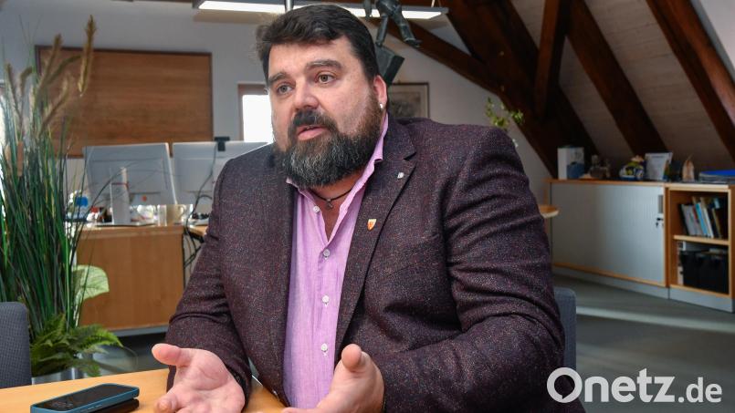 Steht mit leeren Händen da: Weil die Verschuldung der Stadt derzeit erheblich steigt und das Geld selbst für kommunale Pflichtaufgaben nur gerade so reicht, bleiben Bürgermeister Stefan Frank kaum Spielräume für Wählergeschenke. Bild: Petra Hartl