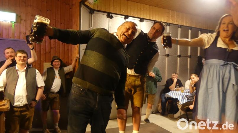 Das Maßkrugstemmen, wie hier im vergangenen Jahr, gehört fest zum Programm beim Starkbierfest der Pilots in Eschenbach. Archivbild: rn