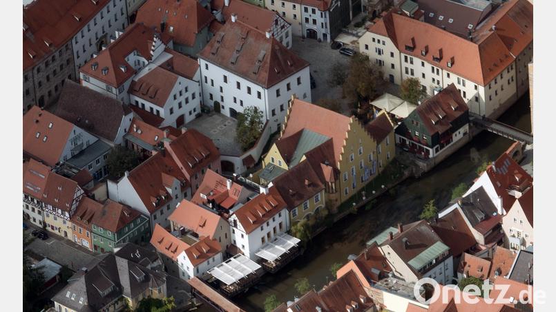 Die Alte Veste (Mitte, heute Stadtbau) und die beiden Steinhäuser an der Vils (Luftmuseum und Bootshaus), die einst Teil der Wittelsbacher Herrschaft über Amberg waren. Bild: Georgi