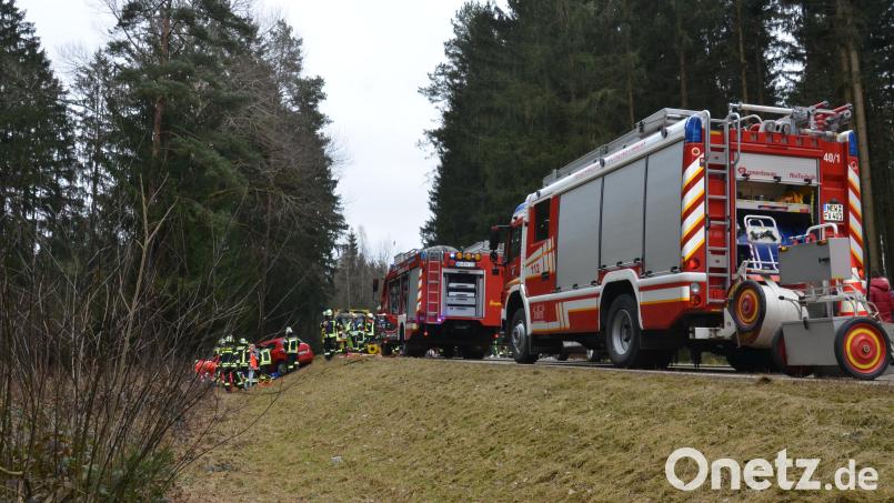 Bei einem Unfall zwischen Vohenstrauß und Burgtreswitz haben sich sechs Personen verletzt, eine davon schwer. Bild: dob