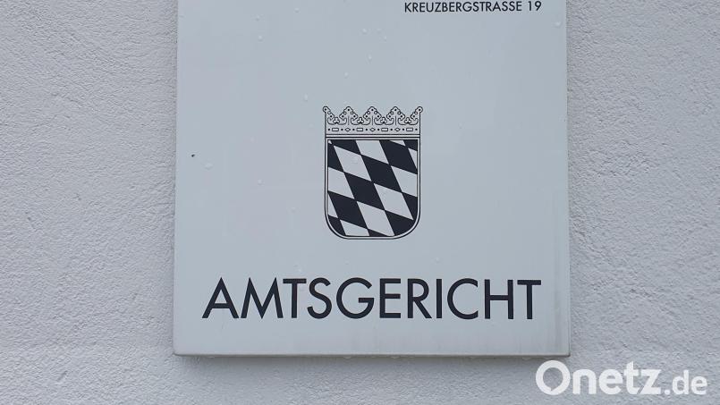 Wegen Amtsanmaßung muss sich ein junger Mann vor dem Amtsgericht Schwandorf verantworten. Bild: Hösamer